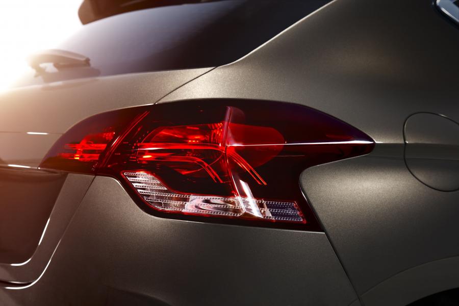  Citroen DS4 2010 года  (фото 40 из 143)